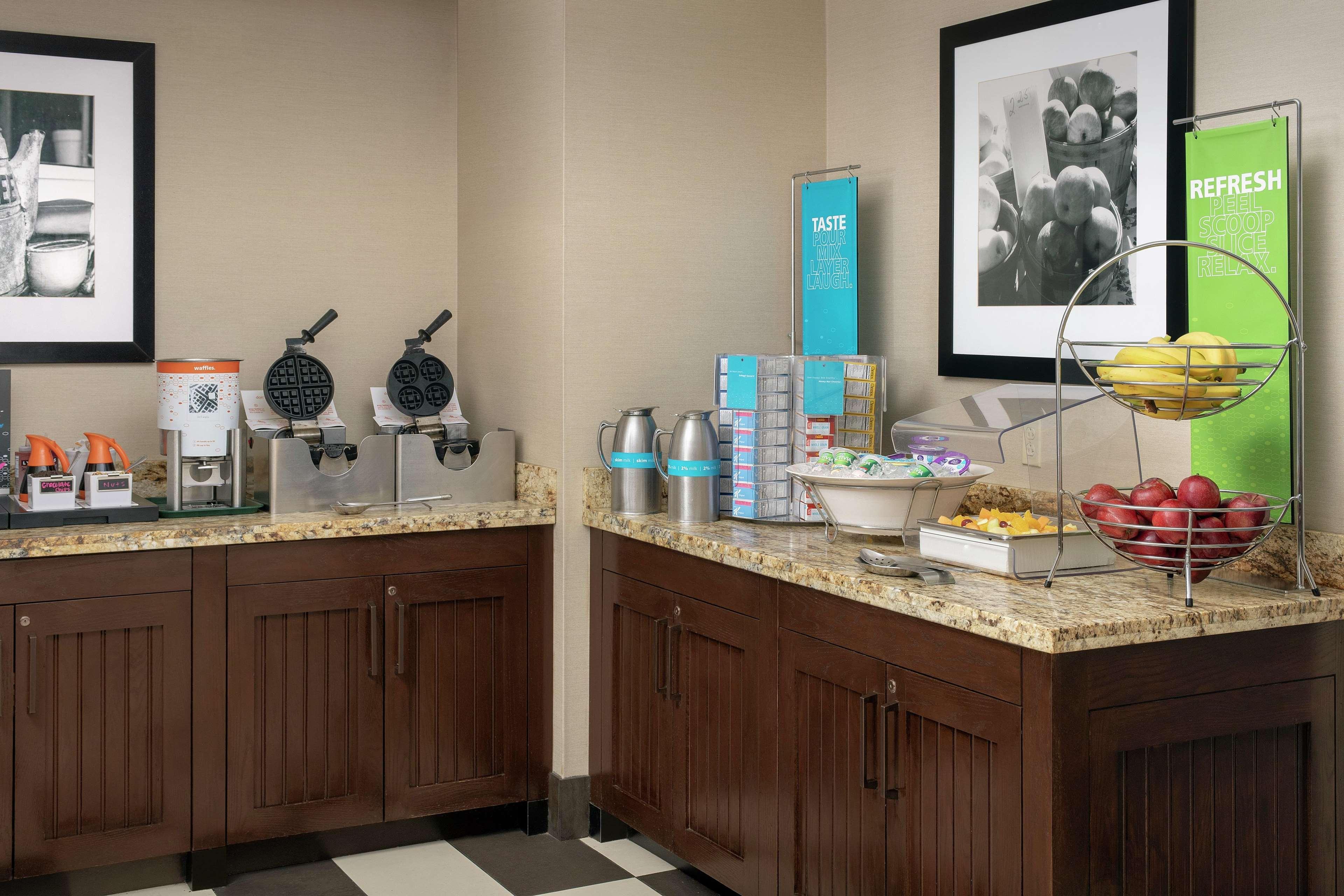 Hampton Inn Kansas City The Legends Ресторан фото